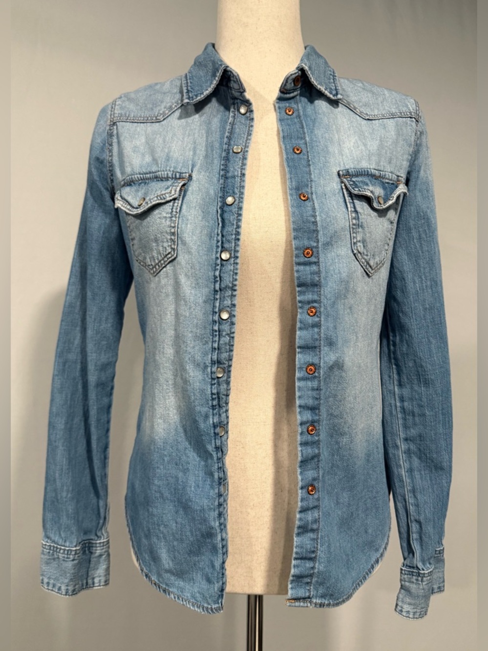 H&M Women’s Light Blue Denim Snap Top